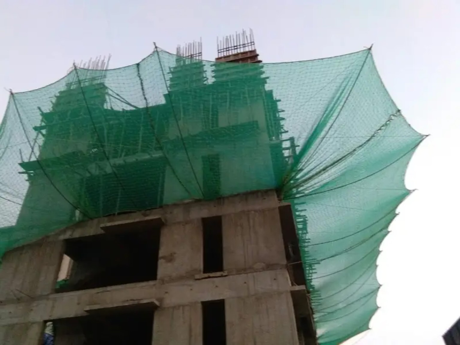 Construction safety net installation