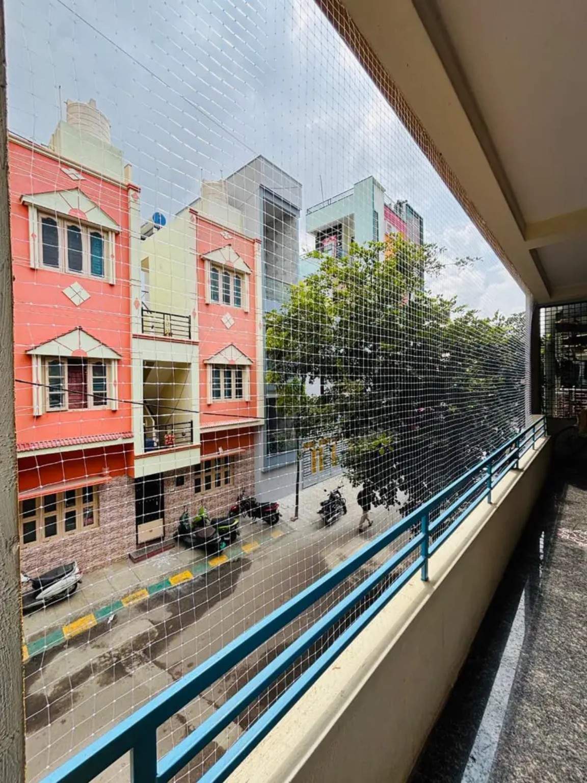 Pigeon safety net on balcony
